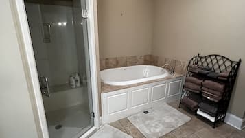 Combined shower/tub, jetted tub, towels, toilet paper