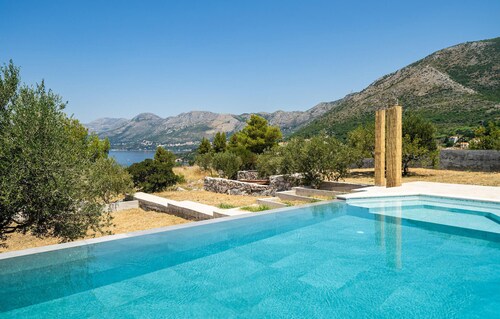 Awesome home in Cavtat with WiFi
