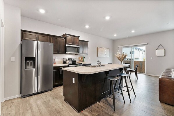 Fridge, microwave, oven, stovetop - Modern Escape | Spacious 4BR Home for Families, Groups & Business Travelers (Puyallup)