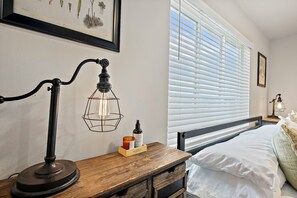 4 bedrooms, desk, iron/ironing board, travel crib - Modern Escape | Spacious 4BR Home for Families, Groups & Business Travelers (Puyallup)