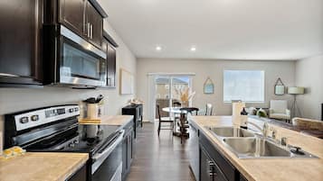 Een koelkast, een magnetron, een oven, een kookplaat