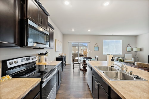 Modern Escape | Spacious 4BR Home for Families, Groups & Business Travelers