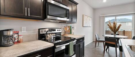 Refrigerador, microondas, horno y parrilla de estufa