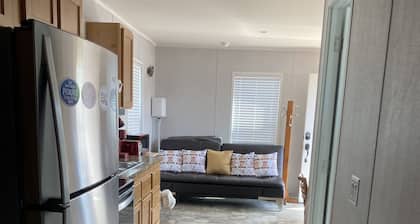 "Woof" Lodge minutes from the Beach and Redwoods