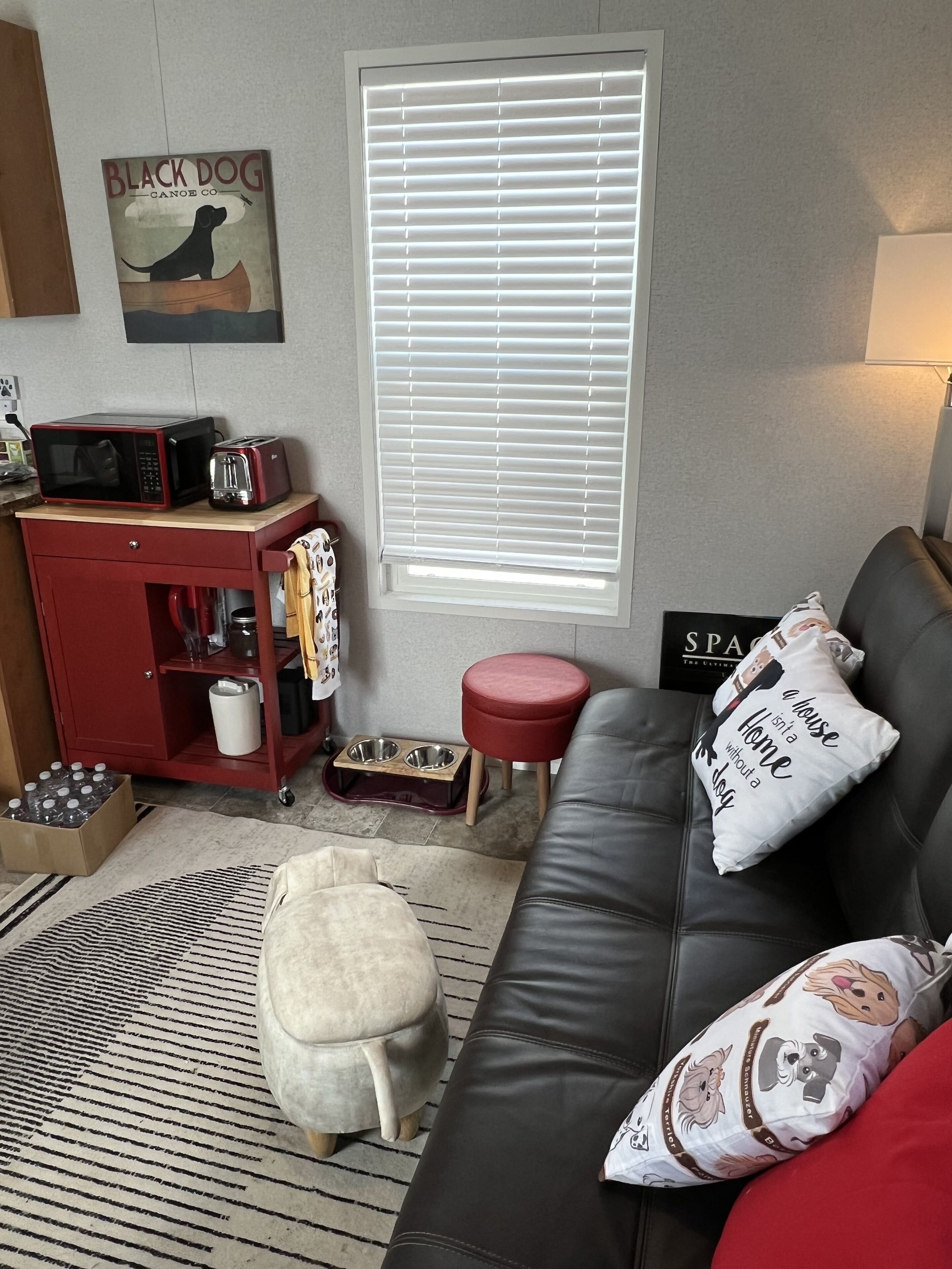  Dog Friendly Cottage minutes from the Beach and Redwoods