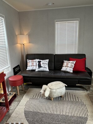 Smart TV - "Woof" Lodge minutes from the Beach and Redwoods (Crescent City)