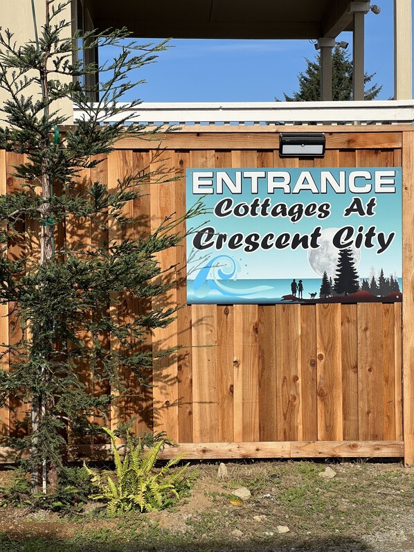 Property grounds - "Woof" Lodge minutes from the Beach and Redwoods (Crescent City)