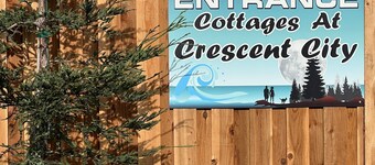 "Woof"  Lodge  minutes from the Beach and Redwoods