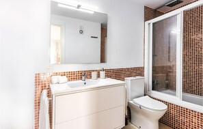 Combined shower/tub