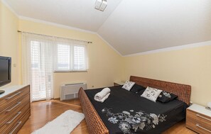 5 bedrooms, free WiFi, bed sheets