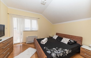 5 bedrooms, free WiFi, bed sheets