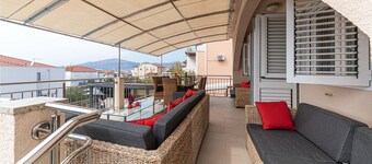 5 bedroom amazing home in Okrug Gornji