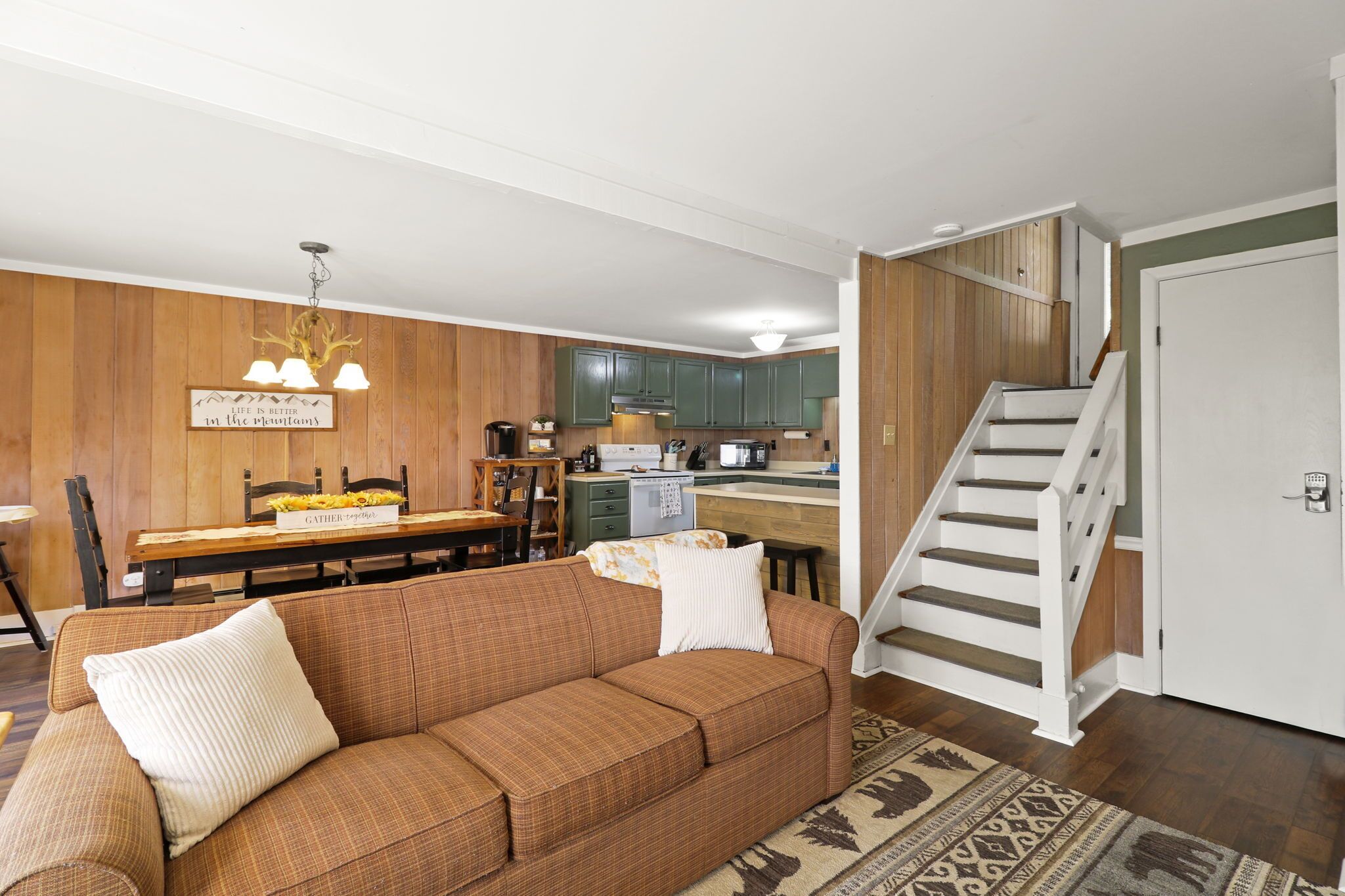 Scenic Mountain condo 3/2 fully equipped w/ pool and hot tub (close 3/15-4/1)<br>