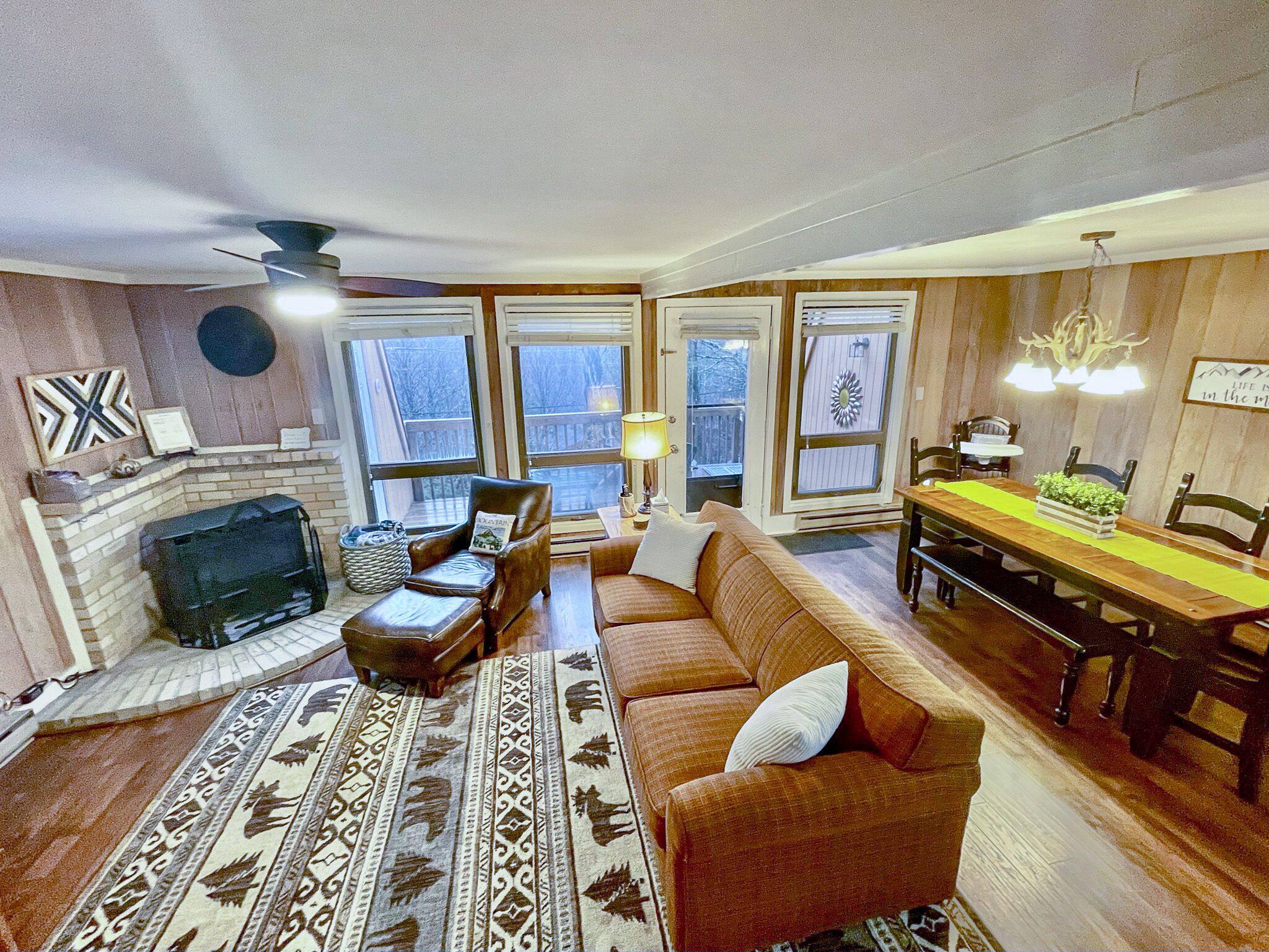 Scenic Mountain condo 3/2 fully equipped w/ pool and hot tub (close 3/15-4/1)<br>