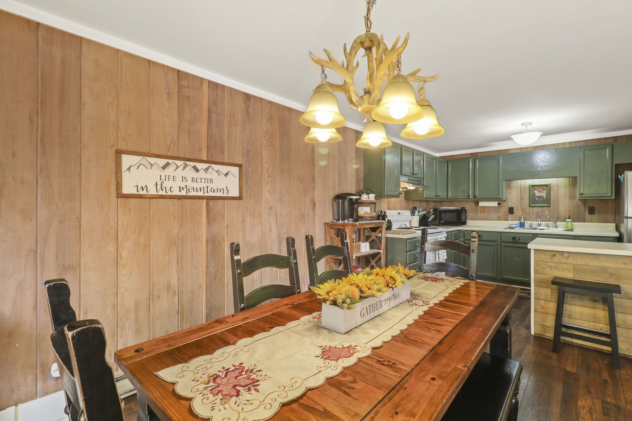 Scenic Mountain condo 3/2 fully equipped w/ pool and hot tub (close 3/15-4/1)<br>