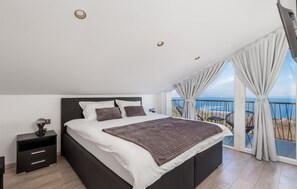 4 bedrooms, travel cot, free WiFi, bed sheets