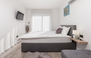 4 bedrooms, travel cot, free WiFi, bed sheets