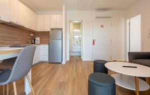 Kühlschrank, Ofen, Herdplatte, Wasserkocher mit Kaffee-/Teezubehör