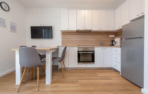 Fridge, oven, stovetop, coffee/tea maker