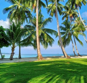 On the beach, sun loungers - Nasara Resort - Executive Ocean Front Junior Suite 65m2 (North Sipora)
