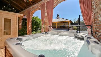 Tina de hidromasaje al aire libre