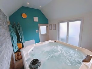 A bathroom with a bathtub, towels, and a shower area. - "Le L'Arsène," 3-star, sleeps 6–8, with a private spa in the countryside near St-Omer (Wardrecques)