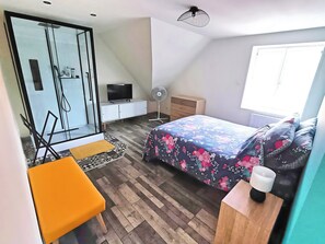 3 Schlafzimmer, Schreibtisch, Bügeleisen/Bügelbrett, Reisekinderbett