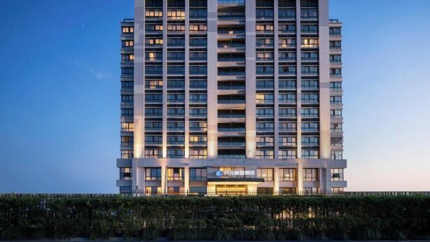 A multi-story hotel with a modern design, featuring a prominent entrance and a series of balconies. - Hangzhou Dingqiao Kaiyuan Yiju Hotel (Hangzhou)