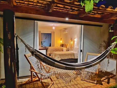 Cortinas blackout, berços grátis, camas extras/dobráveis (sobretaxa). Morada dos Saguis Chalés