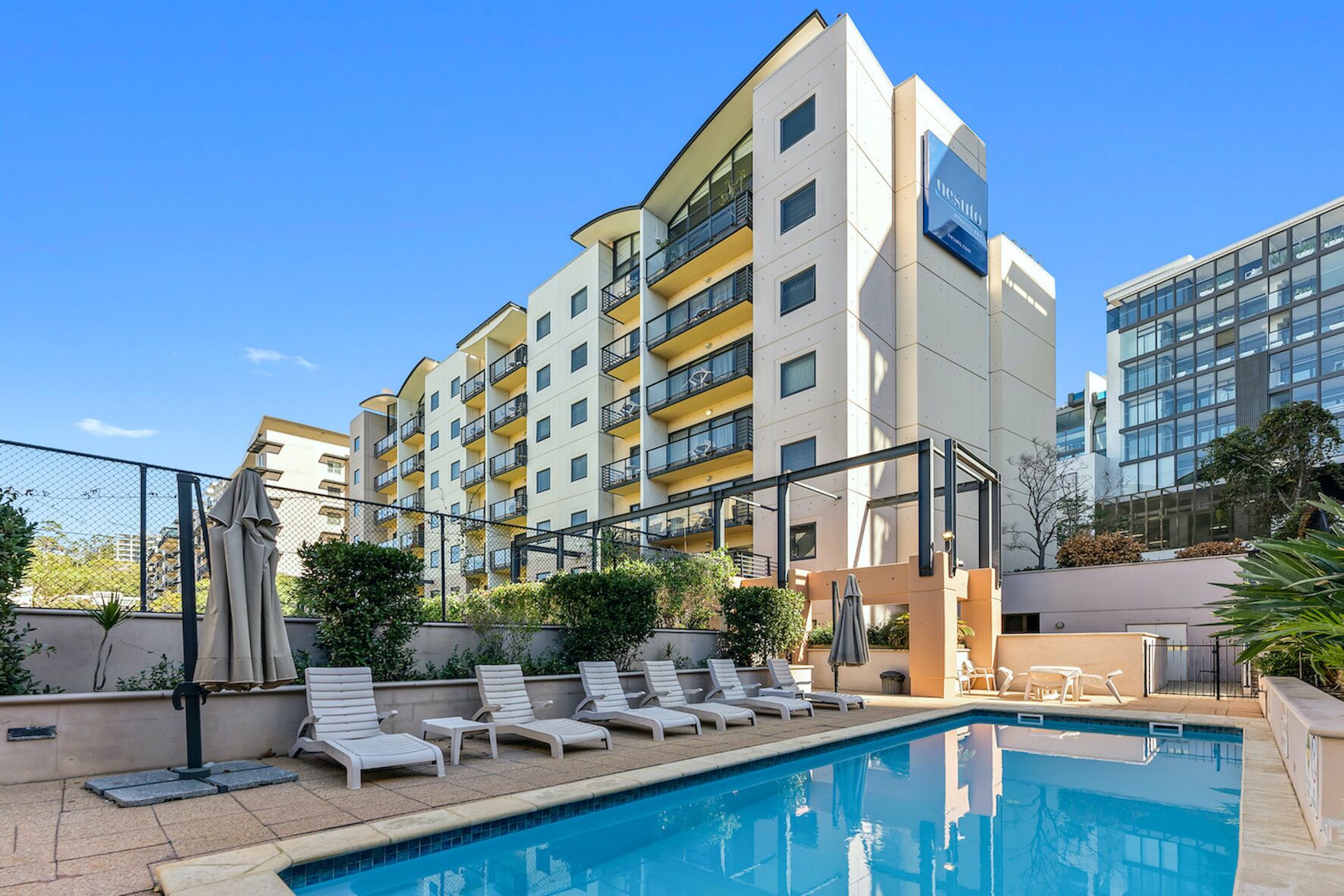 2 Bedroom Perth City Apartment with Pool, Gym Tennis Court & Parking