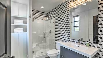 Articles de toilette gratuits, sĂšche-cheveux, serviettes fournies