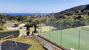 A tennis court with a view of the sea and hills. - In estate with swimming pool, tennis, club house, house for 6 people, sea view (SAINTE MAXIME)