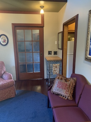 TV, caminetto, libri