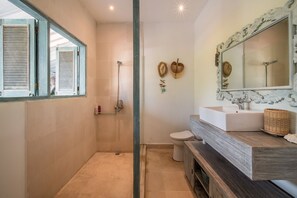 Douche, sèche-cheveux, serviettes fournies