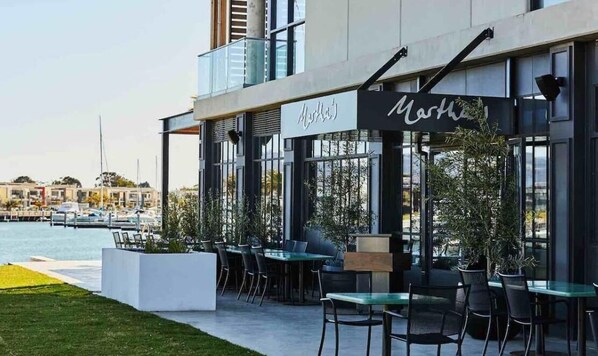 Property grounds - Modern Townhouse in Martha Cove - 100 metres to Water! (Melbourne)