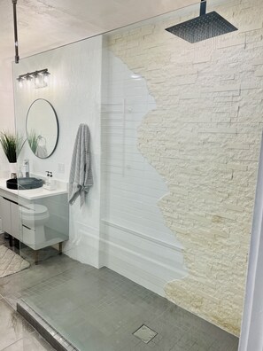 Dusche, Haartrockner, Handtücher, Seife