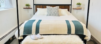 Modern Luxury! Central Downtown Condo with parking! (License #6072)