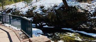 Modern Luxury! Central Downtown Condo with parking! (License #6072)