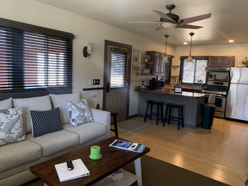 Cozy, Romantic , Private Cottage
