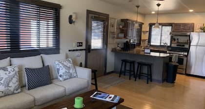Cozy, Romantic , Private Cottage