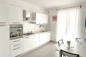 Kühlschrank, Ofen, Herdplatte, Kochgeschirr/Geschirr/Besteck