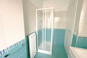 Suihku, hiustenkuivaaja, bidee, pyyhkeet