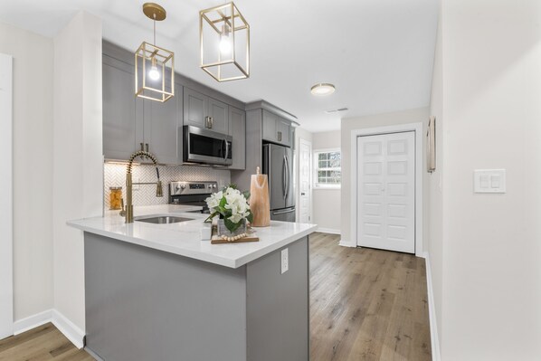 Refrigerador, mesa de comedor