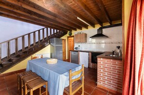 Réfrigérateur, four à micro-ondes, un four, lave-vaisselle