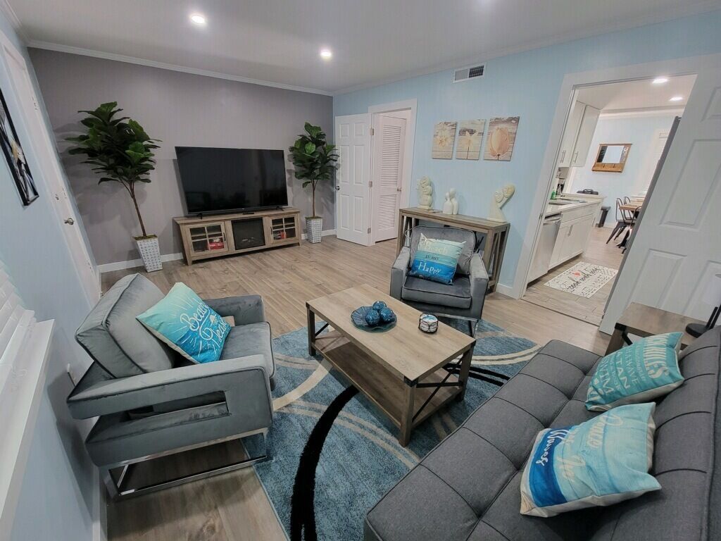 TV connectée, cheminée, livres