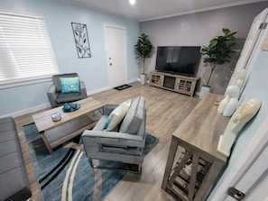 Smart-TV, Kamin, Bücher