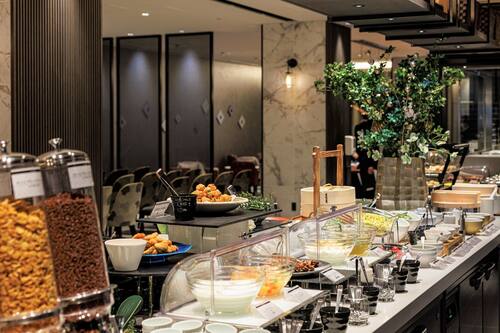 Petit déjeuner buffet servi tous les jours en supplément