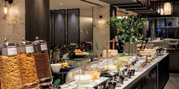 Desayuno buffet diario (JPY 3300 por persona)