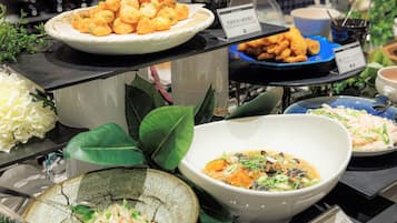 อาหารเช้าแบบบุฟเฟ่ต์ทุกวัน (JPY 3300 ต่อคน)