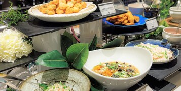 Daily buffet breakfast (JPY 3300 per person)